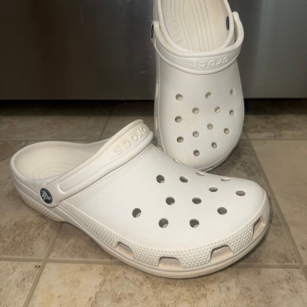 Crocs Classic Clogs – White – Men’s 8 / Women’s 10